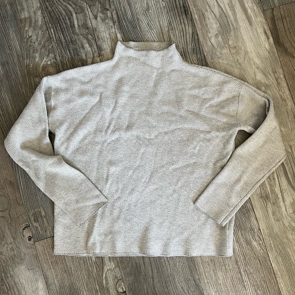 Women’s Tahari Sweater - Picture 1 of 4